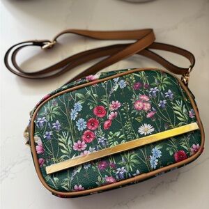 NWOT IMAN Global Chic Floral Print
Crossbody Bag Green
